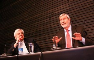 El filósofo italiano junto a Ernesto Ottone, Director de la Cátedra Globalización y Democracia de la UDP.